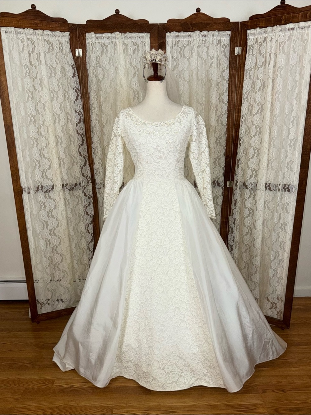 Fabulous Vintage 1950s Taffeta and Lace Wedding Gown